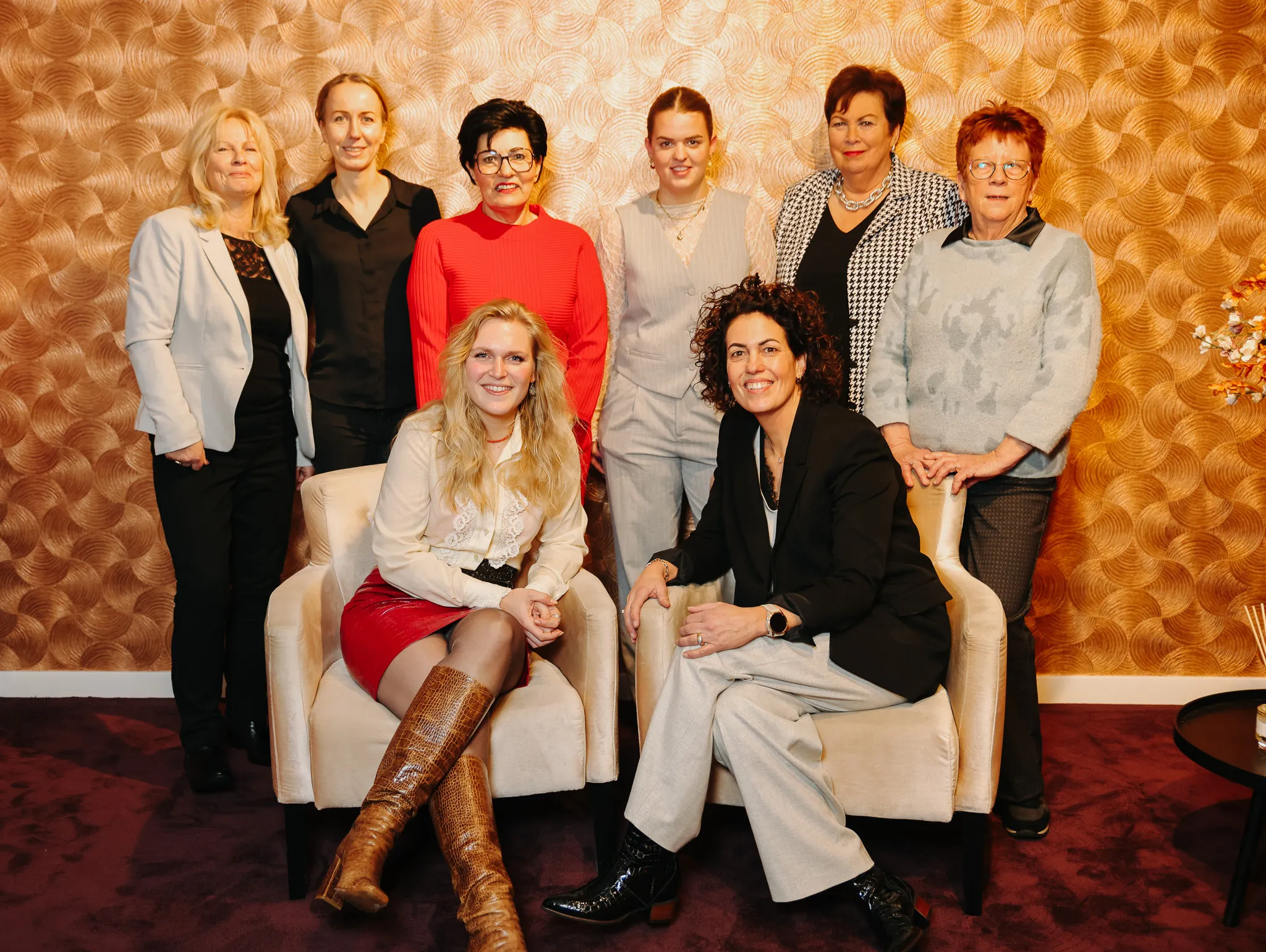 Het team van Lindessa Lingerie in Naaldwijk. met de eigenaresses Rosanne Mulder en Willemijn Tijsterman in het midden.