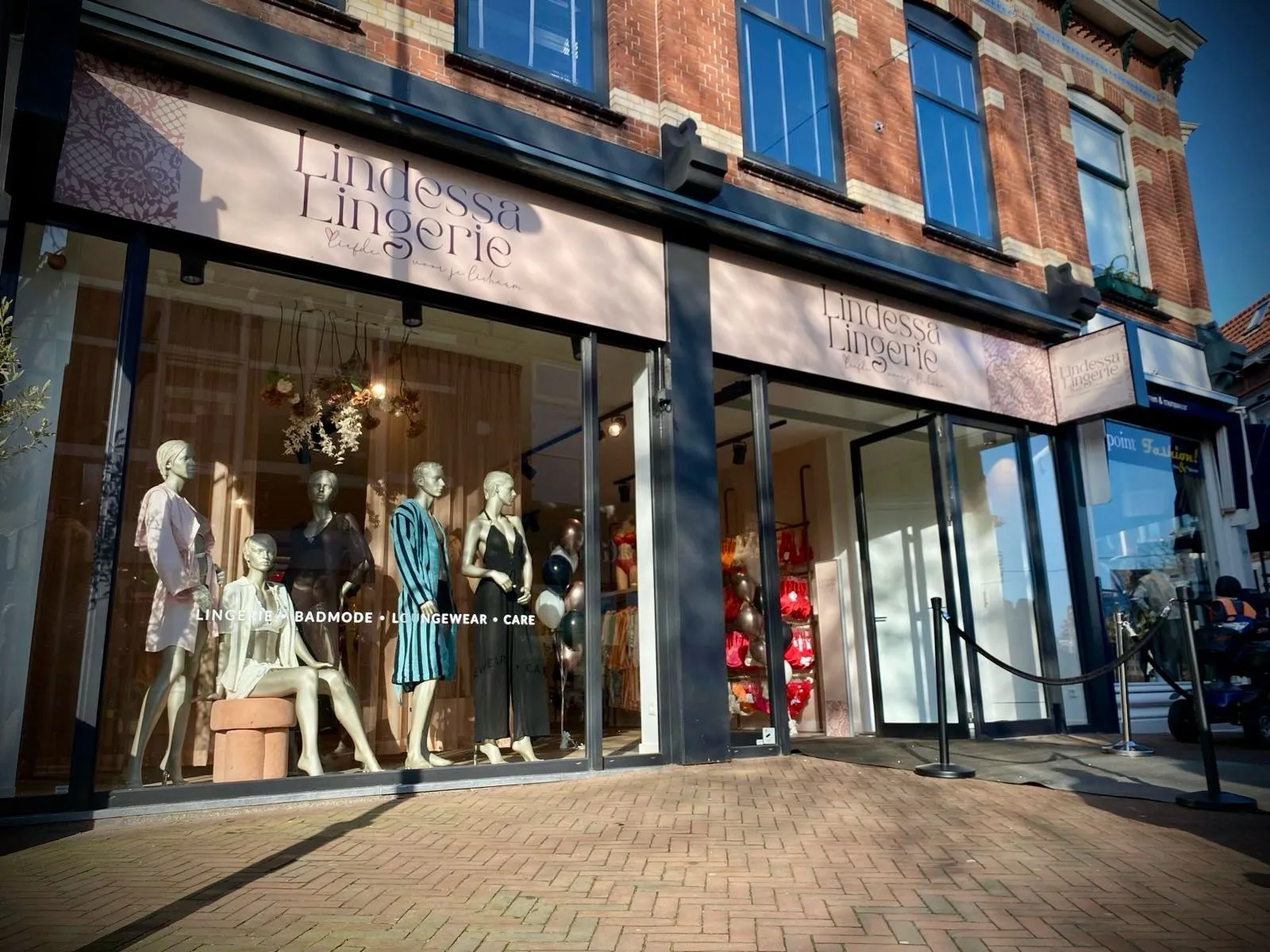 De etalage van Lindessa lingerie in Naaldwijk, met een ruime keuze in lingerie, loungewear en beachwear. Kom langs voor persoonlijk advies!